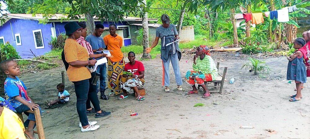 Talking to women in Dabwe Town - Mineke Foundation